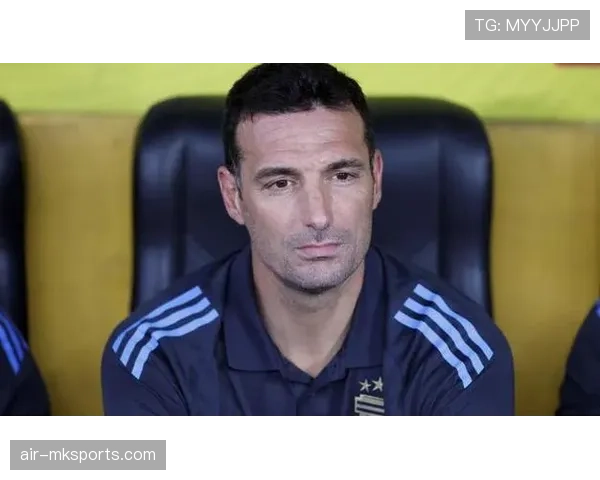 斯卡洛尼战术演变展现灵活站位，助球队有效应对对手挑战