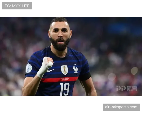 本泽马生涯评价争议:关键战表现与体系依赖如何影响历史定位